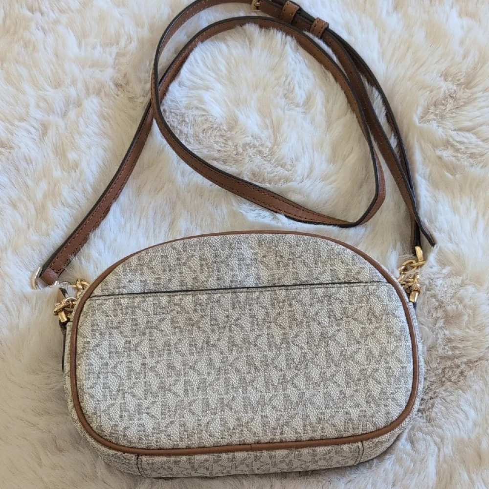 Michael Kors Women Jet Set Crossed Body Women's Bag.